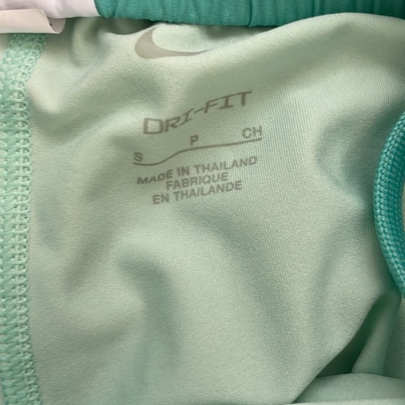 Kids small nike shorts - Picture 3 of 3